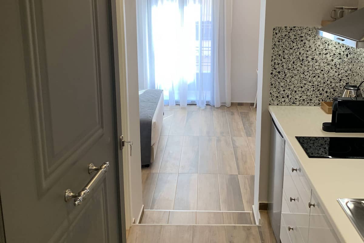 1 bedroom, desk, laptop workspace, soundproofing
