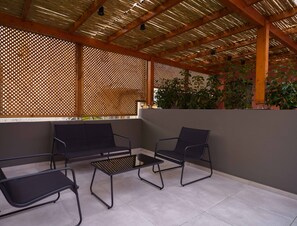 Apartment 3 With Private Terrace | 1 bedroom, desk, laptop workspace, soundproofing - GREA Ardittos (Athens)