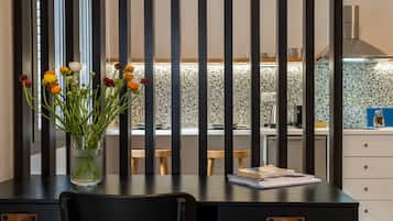 Apartment 4 With Private Balcony | 1 bilik tidur, meja, ruang kerja komputer riba, kalis bunyi