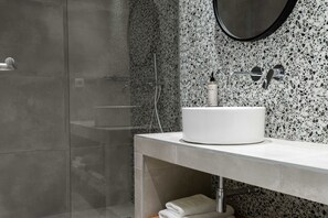 One Bedroom Apartment 2 | Salle de bain | Douche, douche cascade, articles de toilette griffés, séchoir à cheveux