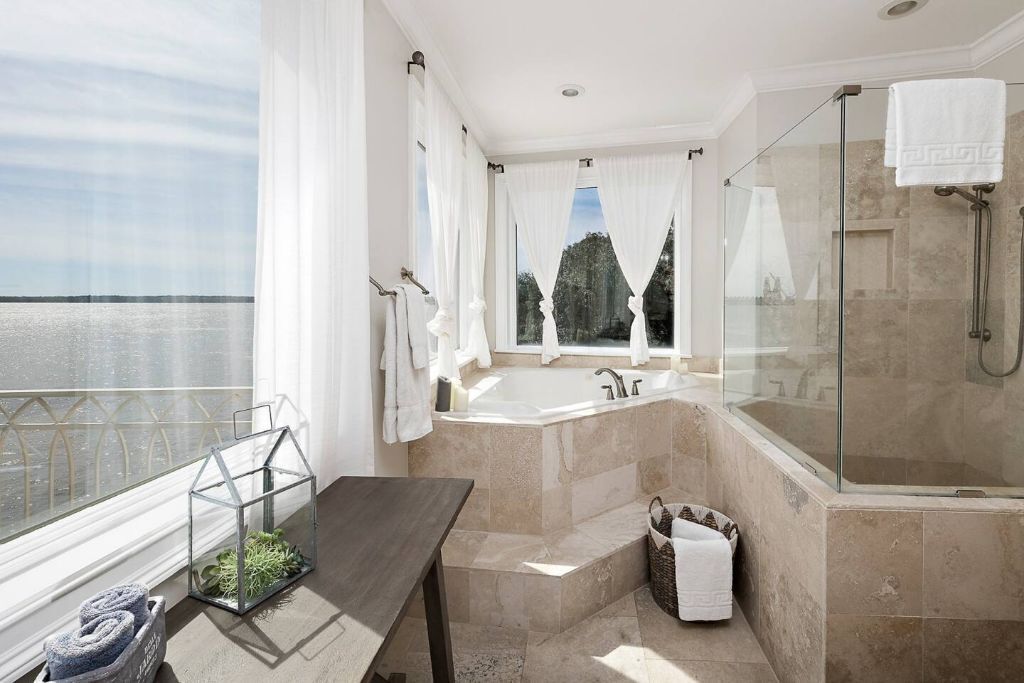 Combined shower/bathtub, jetted bath, hair dryer, towels