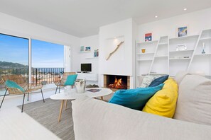 TV - 1PUIGA 02 - Cozy apartment with terrace and beautiful views of the sea located a few minutes walk from the beach of Calella de Palafrugell (Calella de Palafrugell)