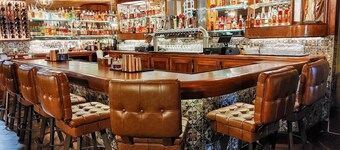 Havisham House Suite 88 - 3 bedroom, 2 bath, wine trail, bourbon bar -Alto Pass 