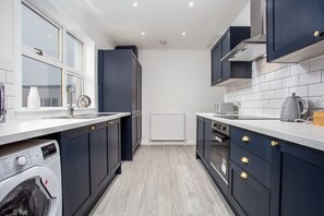Bungalow clásico, 3 habitaciones, para no fumadores, vista al jardín | Cocina privada | Refrigerador y periquera 