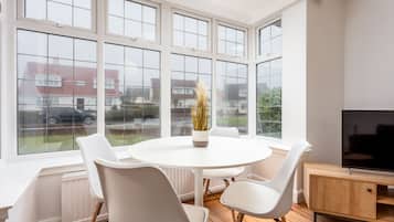 Klassieke bungalow, 3 slaapkamers, niet-roken, uitzicht op tuin | Dineren op de kamer