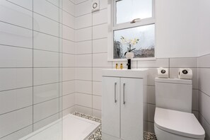 Classic Bungalow, 3 Bedrooms, Non Smoking, Garden View | Bathroom | Towels - Wellington View - Donnini Apartments (Ayr)