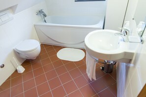 Bañera con ducha, secador de pelo, toallas, jabón