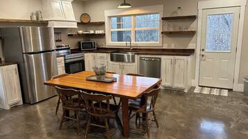 雪櫃、微波爐、焗爐、爐具