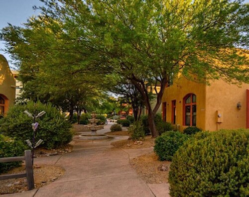 Stylish Townhome, 2bd, 2ba - Access to Year-round heated pool and gym.