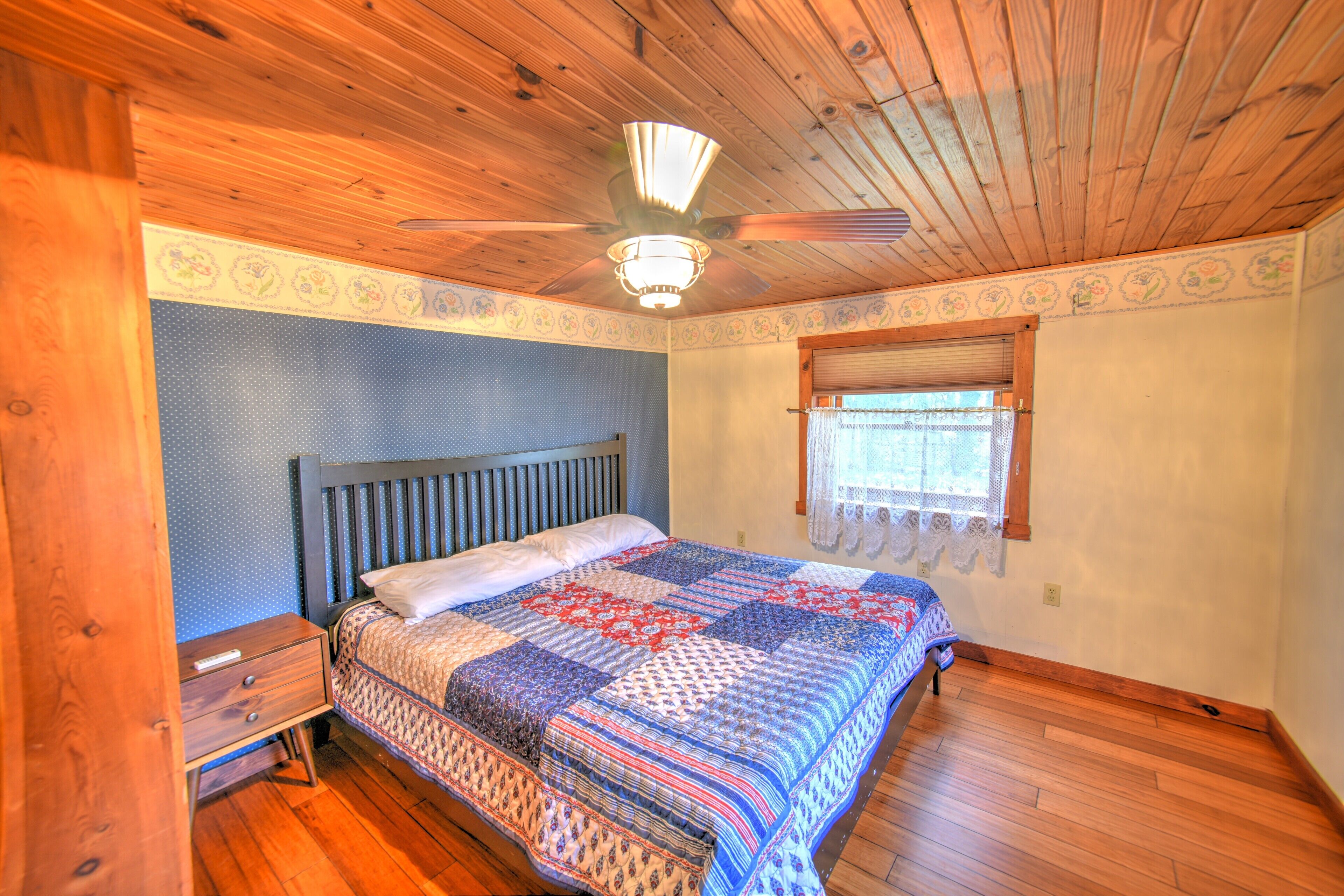 Kid friendly w/ Hot tub close to everything! WiFi & cable & fishing & kids games