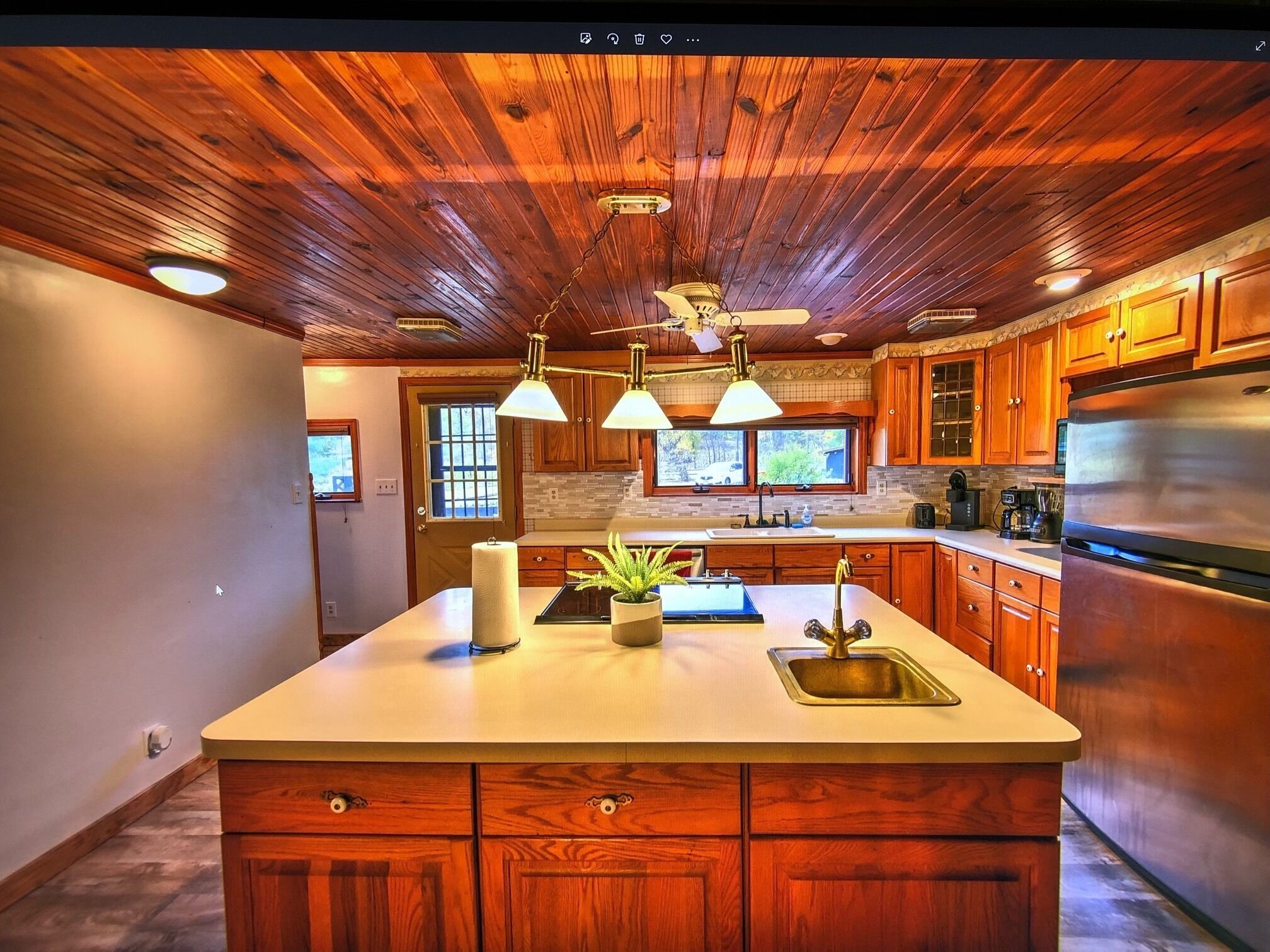 Kid friendly w/ Hot tub close to everything! WiFi & cable & fishing & kids games