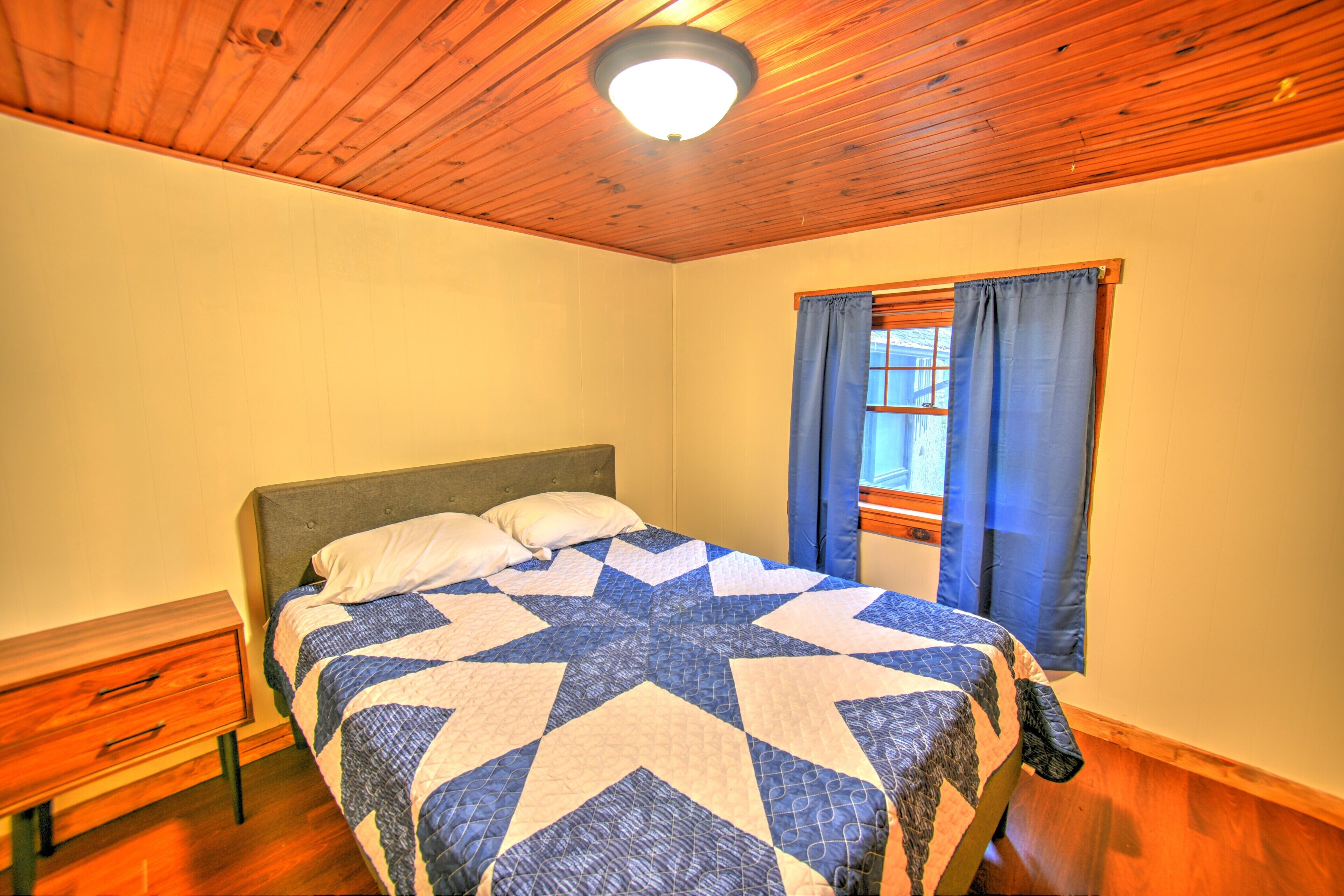 Kid friendly w/ Hot tub close to everything! WiFi & cable & fishing & kids games