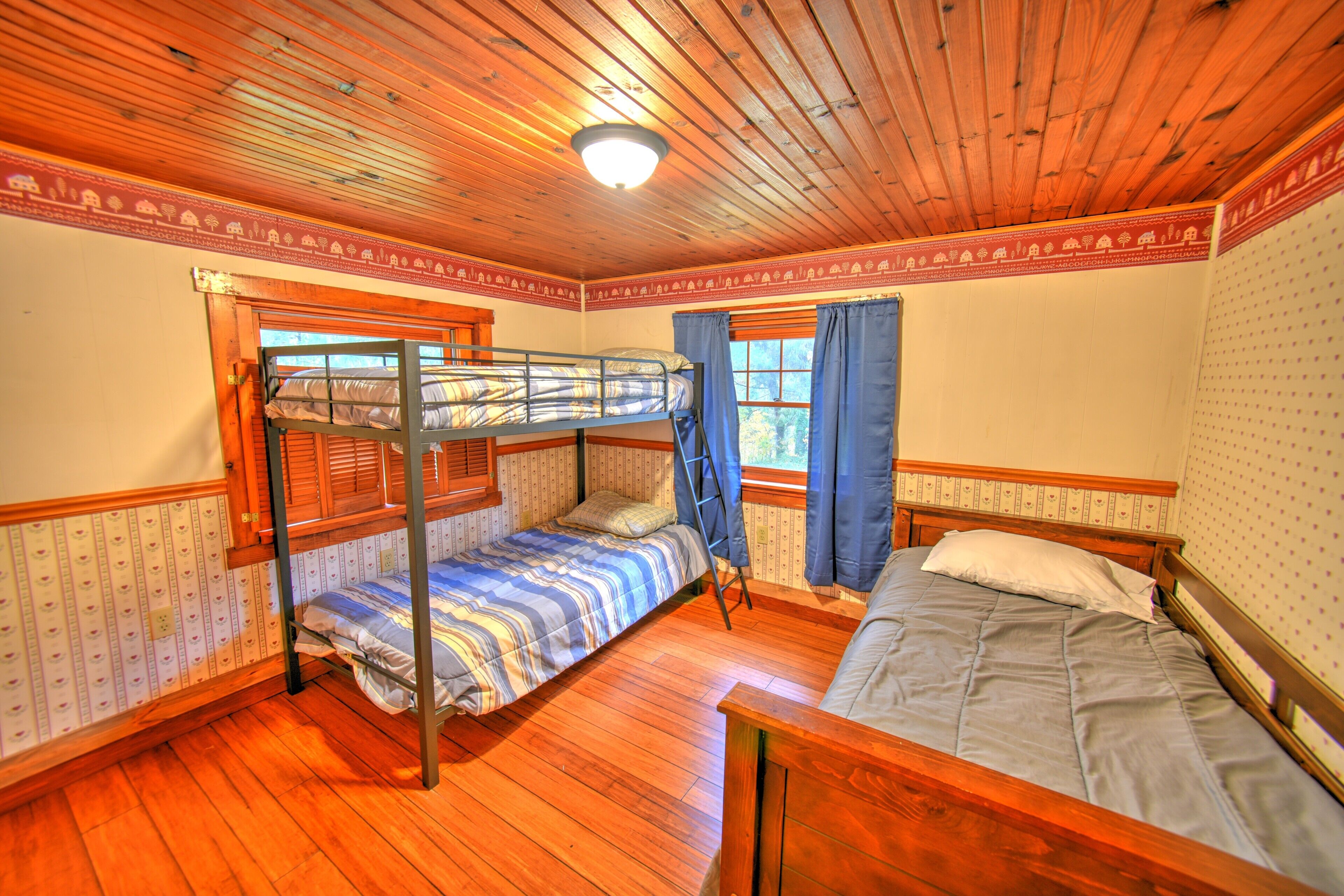 Kid friendly w/ Hot tub close to everything! WiFi & cable & fishing & kids games