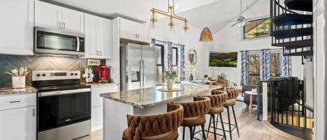 Réfrigérateur, micro-ondes, four, plaque de cuisson