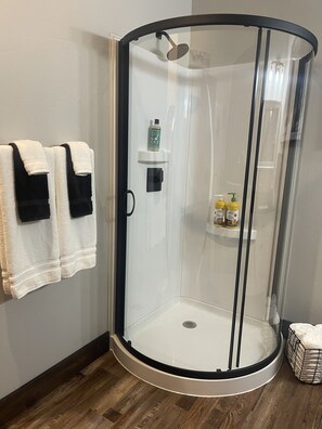 Bathtub, hair dryer, towels, soap - Breathtaking Bridger Mountain Views! Brand New! (Belgrade)