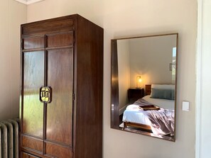 1 habitación, tabla de planchar con plancha, wifi gratis y ropa de cama 