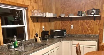 Secluded 2 bedroom cabin near Lake Jackson.