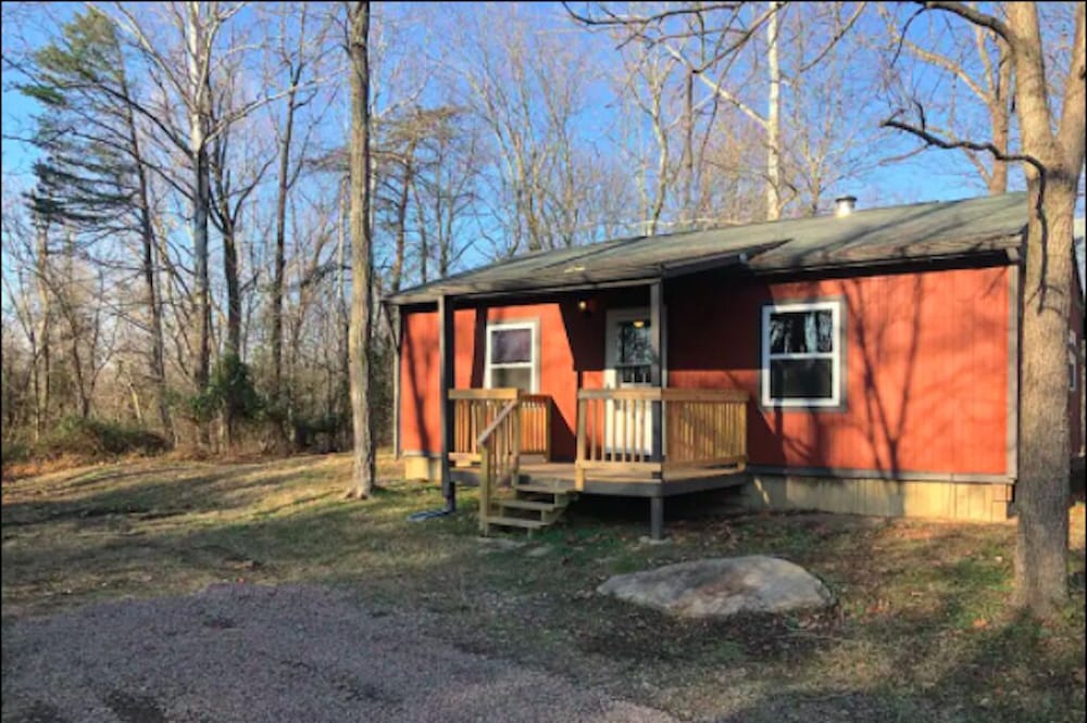 Secluded 2 bedroom cabin near Lake Jackson.