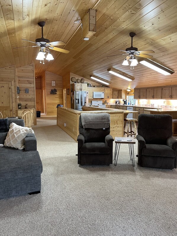Smart TV, printers - Ideal for Adventure Seekers Huge garage! Sleeps 9 Close To Yellowstone (Island Park)
