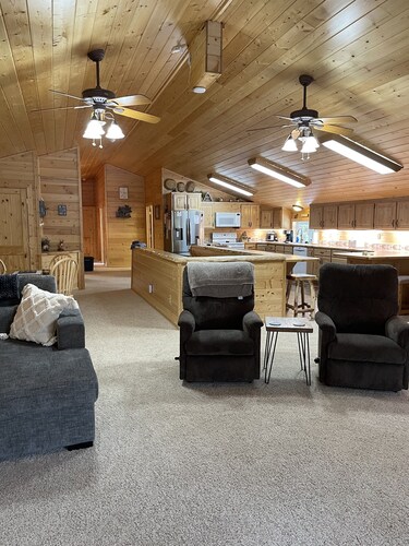 Ideal for Adventure Seekers Huge garage! Sleeps 9 Close To Yellowstone