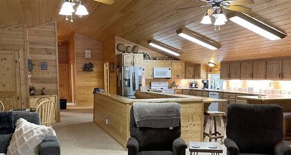 Ideal for Adventure Seekers Huge garage! Sleeps 9 Close To Yellowstone