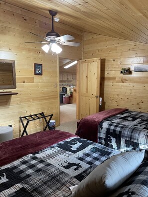 3 bedrooms, desk, iron/ironing board, free WiFi - Ideal for Adventure Seekers Huge garage! Sleeps 9 Close To Yellowstone (Island Park)