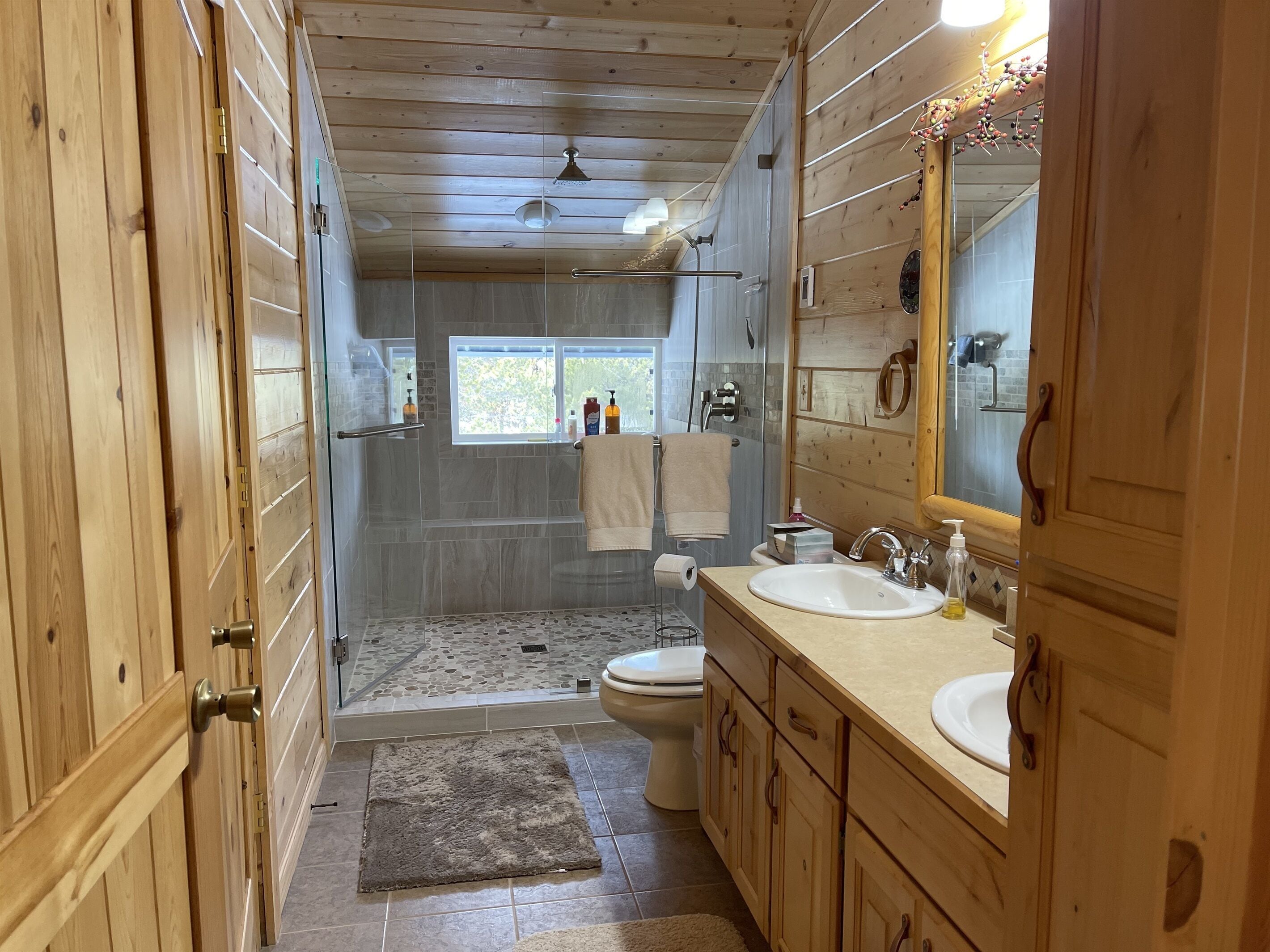 Combined shower/bathtub, hair dryer, towels