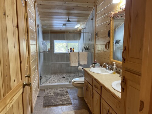 Adventure Basecamp near YNP • Hot Tub + Toy Garage