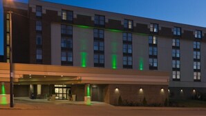 A multi-story hotel with a modern facade, featuring a flat roof and large windows. - Quality Inn & Suites Downtown Mansfield (Mansfield)