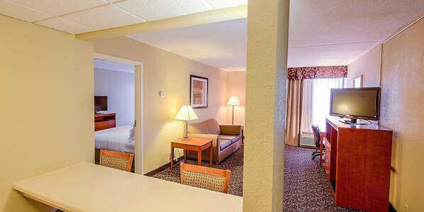 Standard Suite | Iron/ironing board, free WiFi, bed sheets - Quality Inn & Suites Downtown Mansfield (Mansfield)
