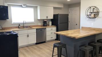 Een koelkast, een microgolfoven, een oven, een kookplaat