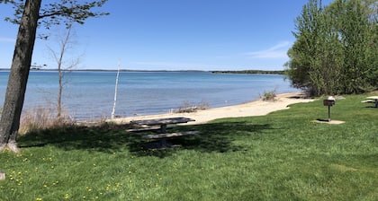 Fully Renovated Peek-A-Boo Bayview Duplex-10 minuets from Downtown Traverse City
