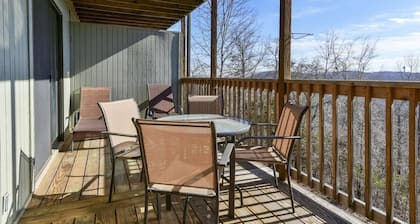 Mountain Getaway- Outdoor Pool! Hiking Trails!