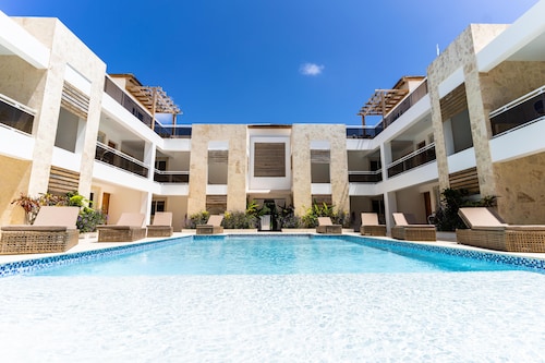 Private & beautiful 22 BR Oasis, steps from the beach