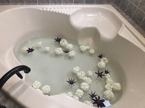 Ducha y bañera combinadas, bañera de hidromasaje y secador de pelo