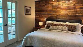 3 soverom, skrivebord, strykejern/-brett og reiseseng for barn