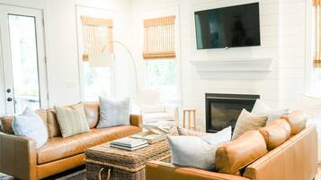 Smart TV, lareira, livros