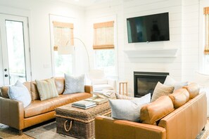 Smart-tv, een open haard en boeken