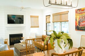 Smart-tv, een open haard en boeken