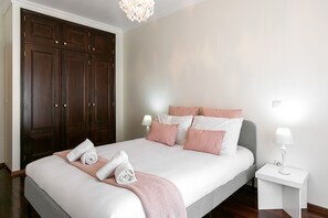 2 bedrooms, travel crib, free WiFi, bed sheets