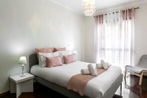 2 bedrooms, travel crib, free WiFi, bed sheets