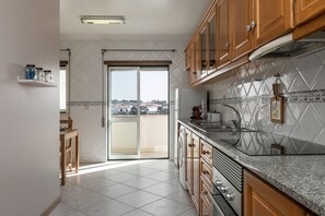 Køleskab, mikrobølgeovn, ovn, kogeplade