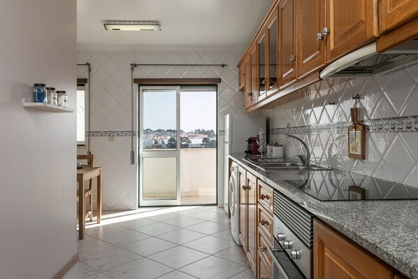 ثلاجة، ميكروويف، فرن، موقد طهي مسطح