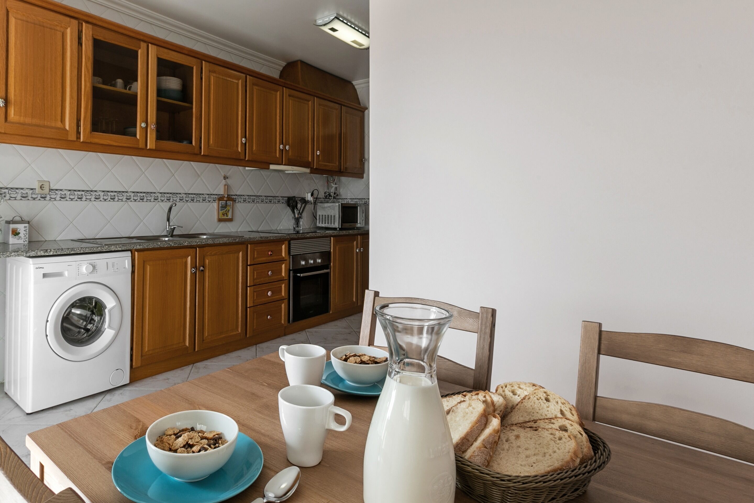 Køleskab, mikrobølgeovn, ovn, kogeplade