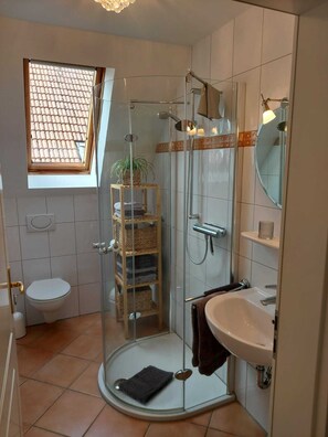 Douche, serviettes fournies