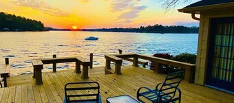 Designer-styled waterfront cottage 5 min to Races