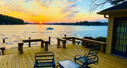 Designer-styled waterfront cottage 5 min to Races