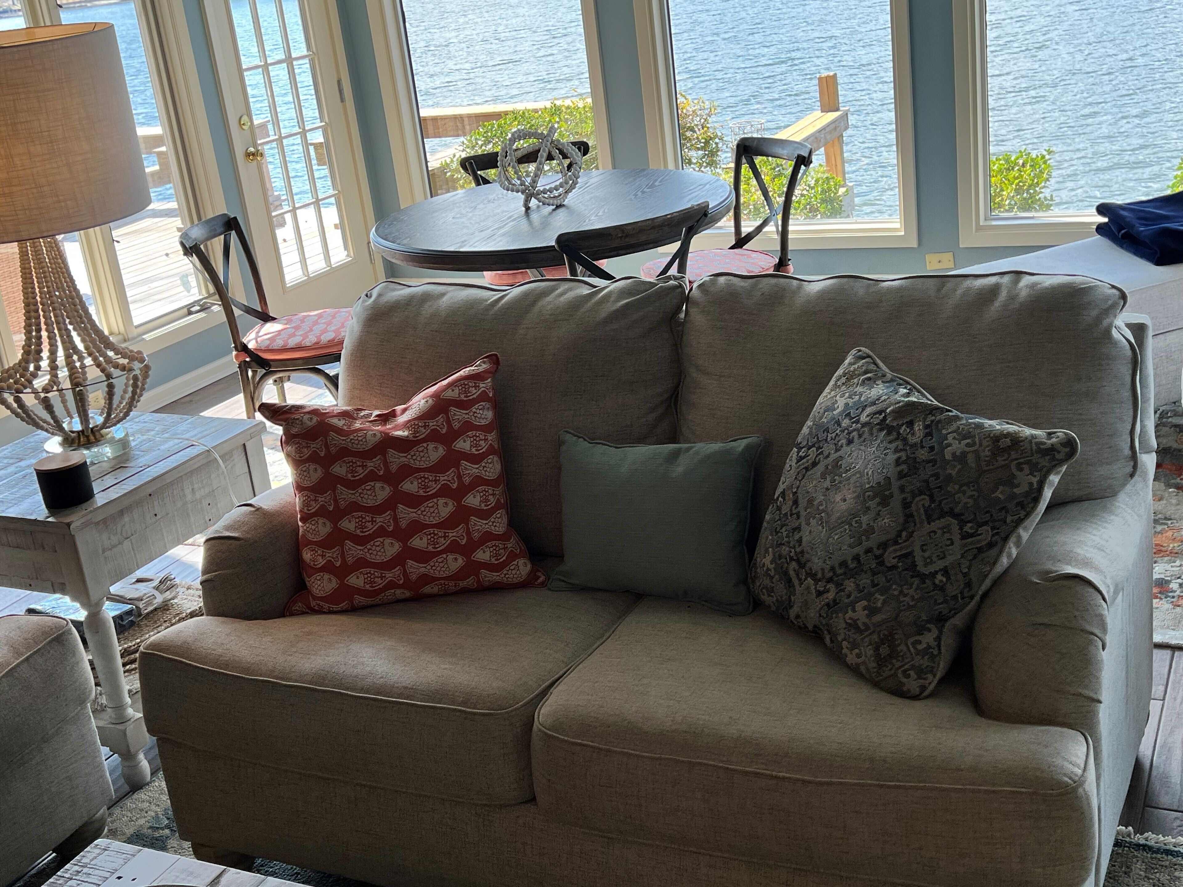 Designer-styled waterfront cottage 5 min to Races