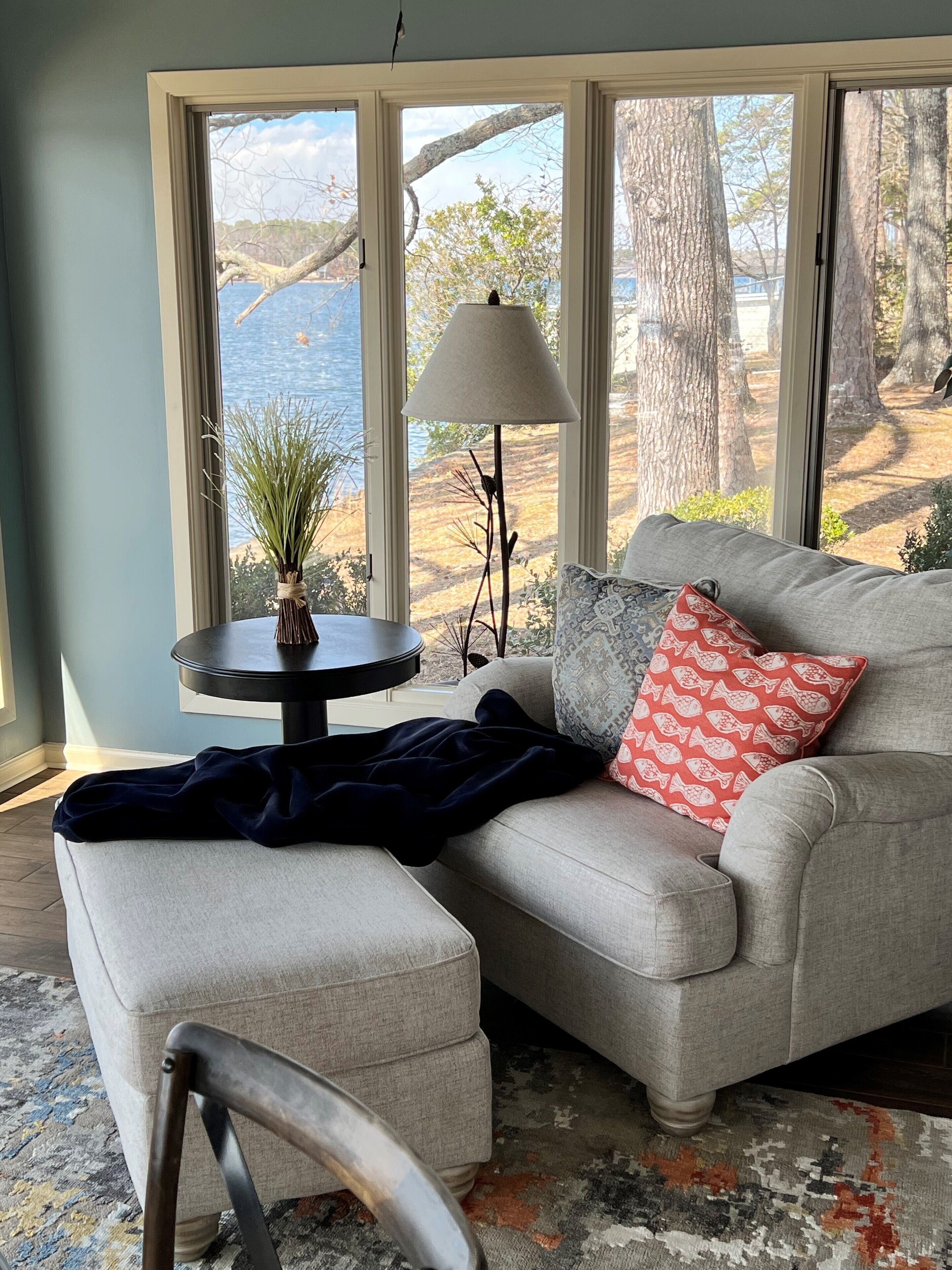 Designer-styled waterfront cottage 5 min to Races