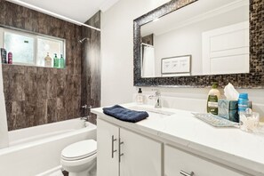 Combined shower/bathtub, hair dryer, towels